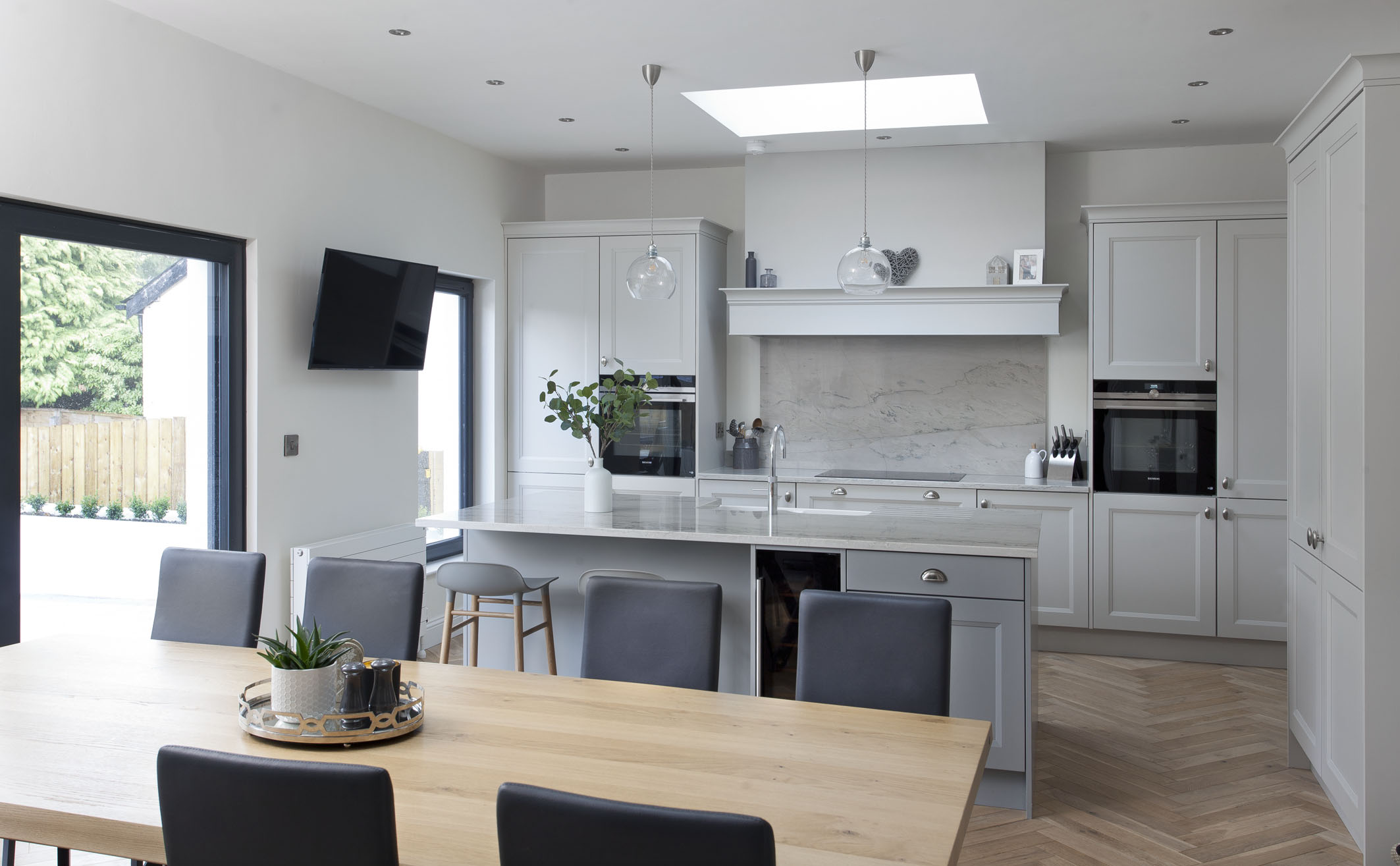 GREEN BLUE SCHULLER KITCHEN, SIEMENS APPLIANCES