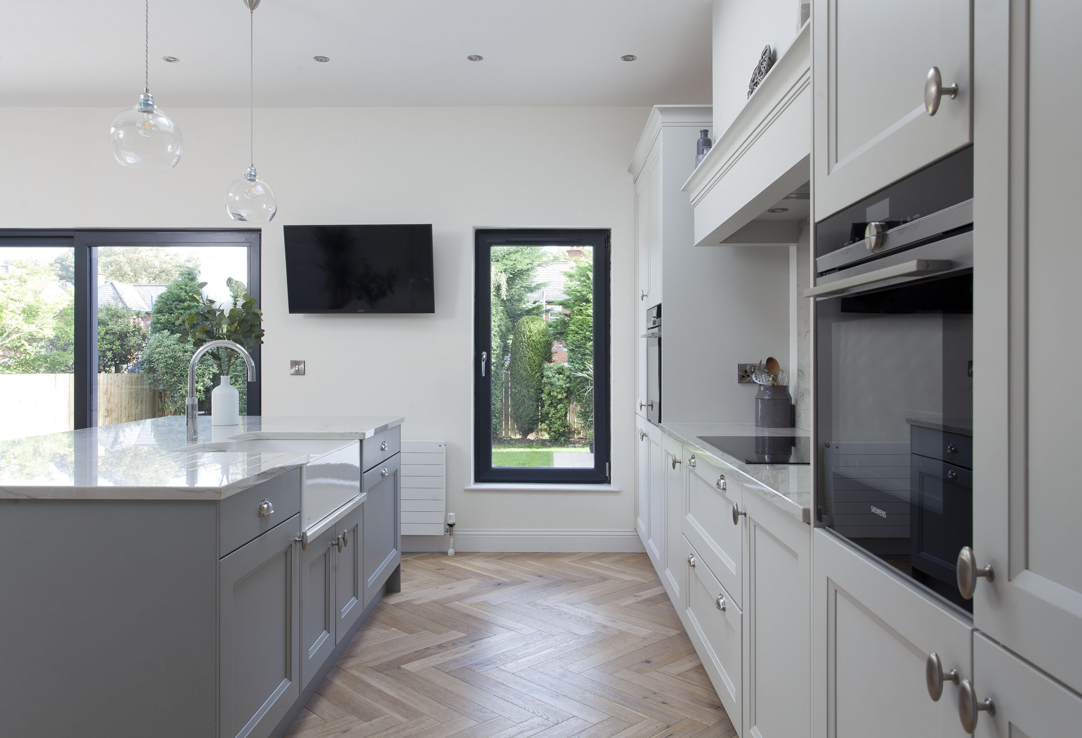 GREEN BLUE SCHULLER KITCHEN, SIEMENS APPLIANCES