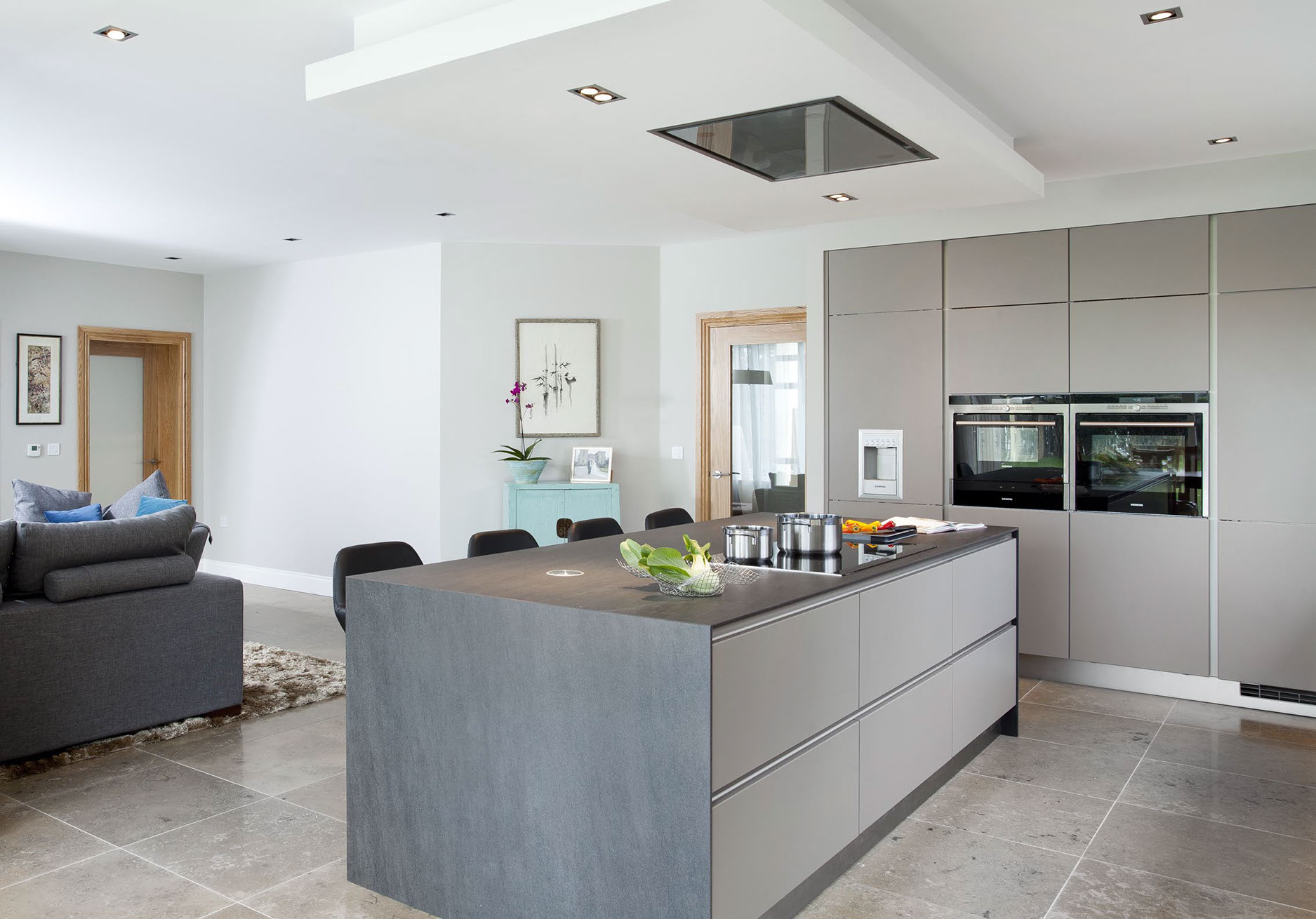 TRUFFLE GREY SATIN LACQUERED KITCHEN WITH SIEMENS APPLIANCES